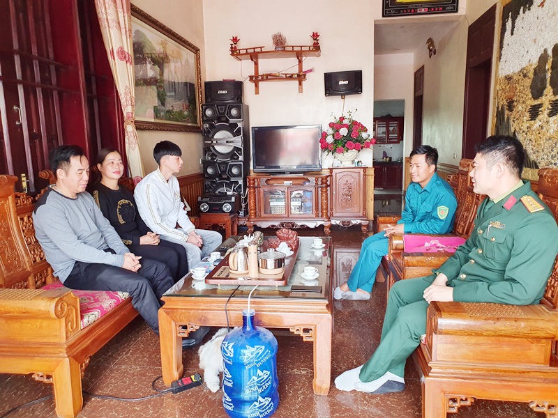 Ban CHQS TX Quảng Yên phối hợp với xã Hoàng Tân thăm hỏi, động viên công dân chuẩn bị lên đường nhập ngũ năm 2020.