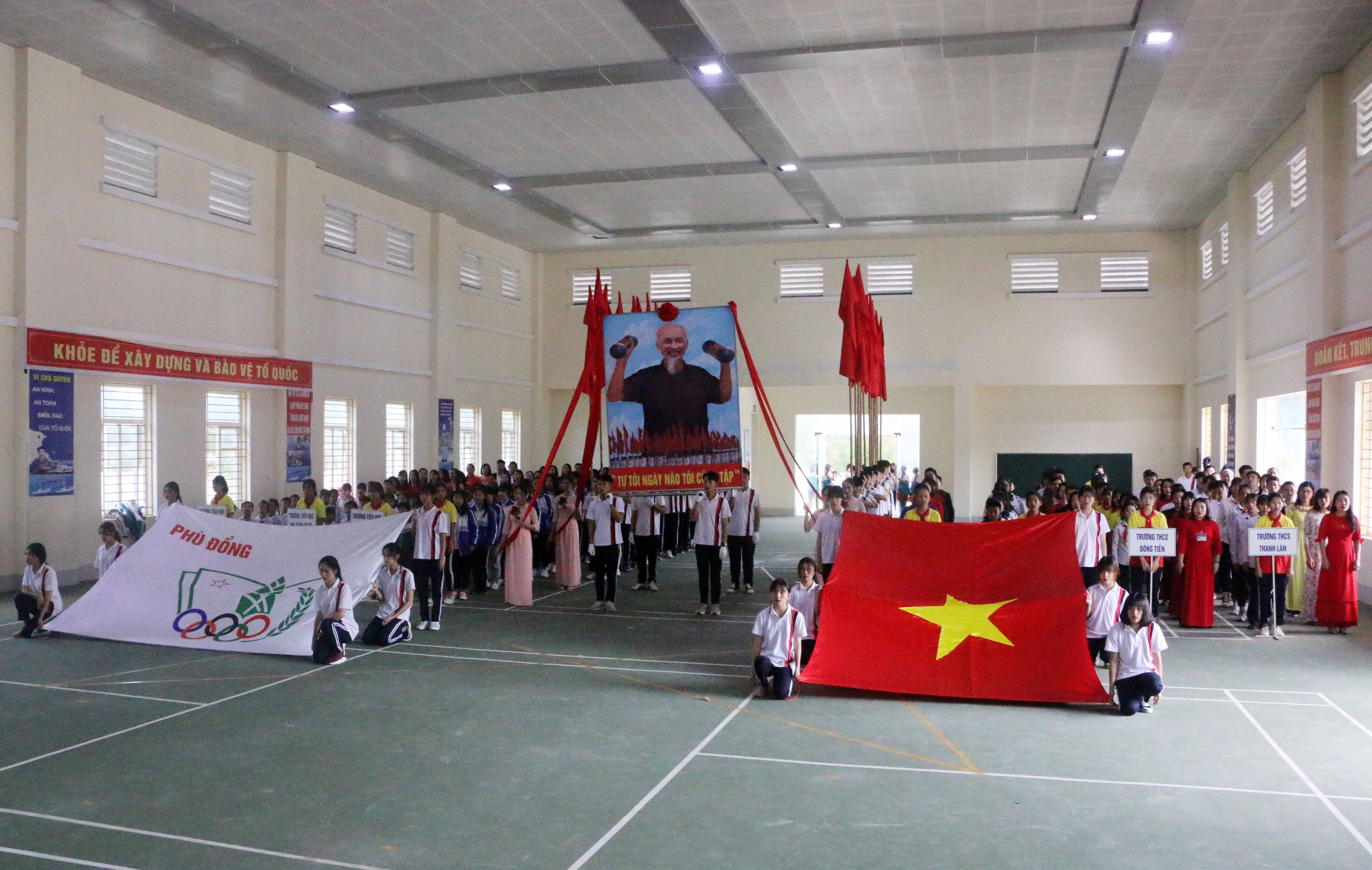  Quang cảnh lễ khai mạc Hội khỏe Phù Đổng huyện Cô Tô lần thứ IV.
