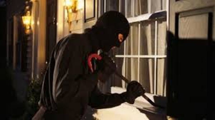  Kẻ gian lợi dụng màn đêm để phá cửa, đột nhập vào nhà dân dịp Tết để trộm cắp tài sản (ảnh minh họa)