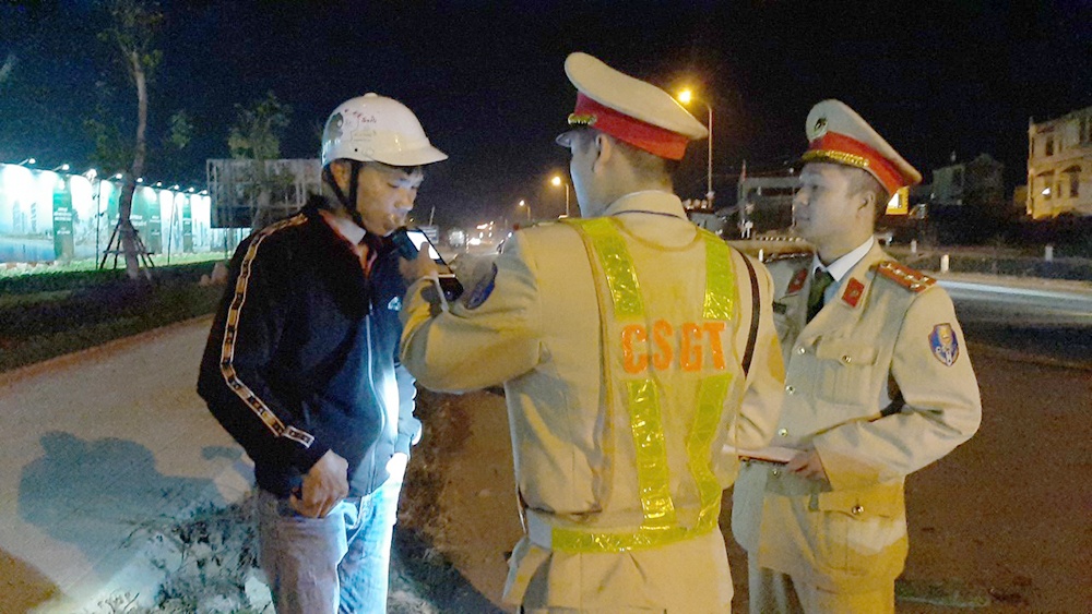 CSGT Lạng Sơn kiểm tra nồng độ cồn người điều khiển phương tiện trên QL1. Ảnh: Thương Nguyễn
