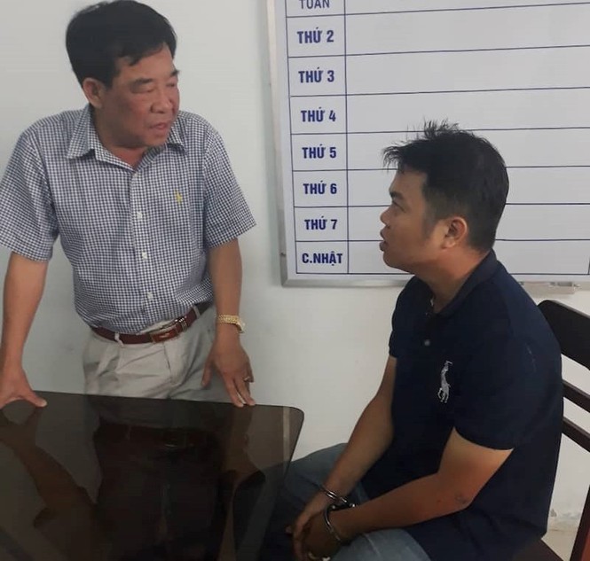  Đại tá Phan Thanh Quân - Thủ trưởng Cơ quan điều tra, Phó Giám đốc Công an tỉnh Trà Vinh trực tiếp hỏi nhanh đối tượng Nguyễn Quốc Toàn - người từng công tác tại Công an huyện Cờ Đỏ (TP Cần Thơ).
