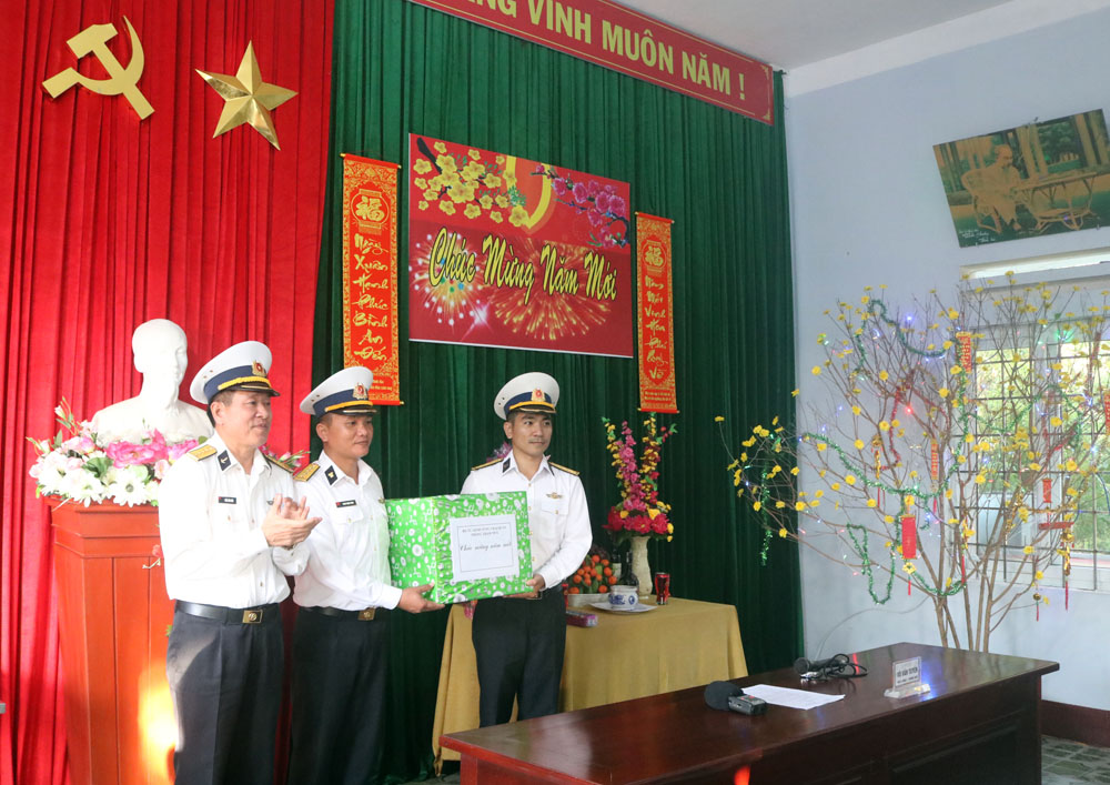 Bộ Tư lệnh Vùng 3 Hải quân thăm, chúc Tết, động viên cán bộ, chiến sỹ Trạm radar 550 Lý Sơn.