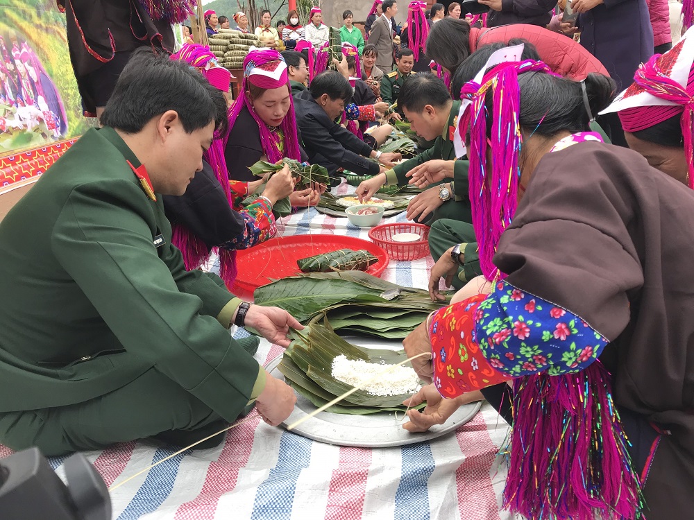 Ban CHQS huyện Tiên Yên tổ chức gói bánh chưng cùng người dân thôn Nà Cà, xã Phong Dụ, huyện Tiên Yên.