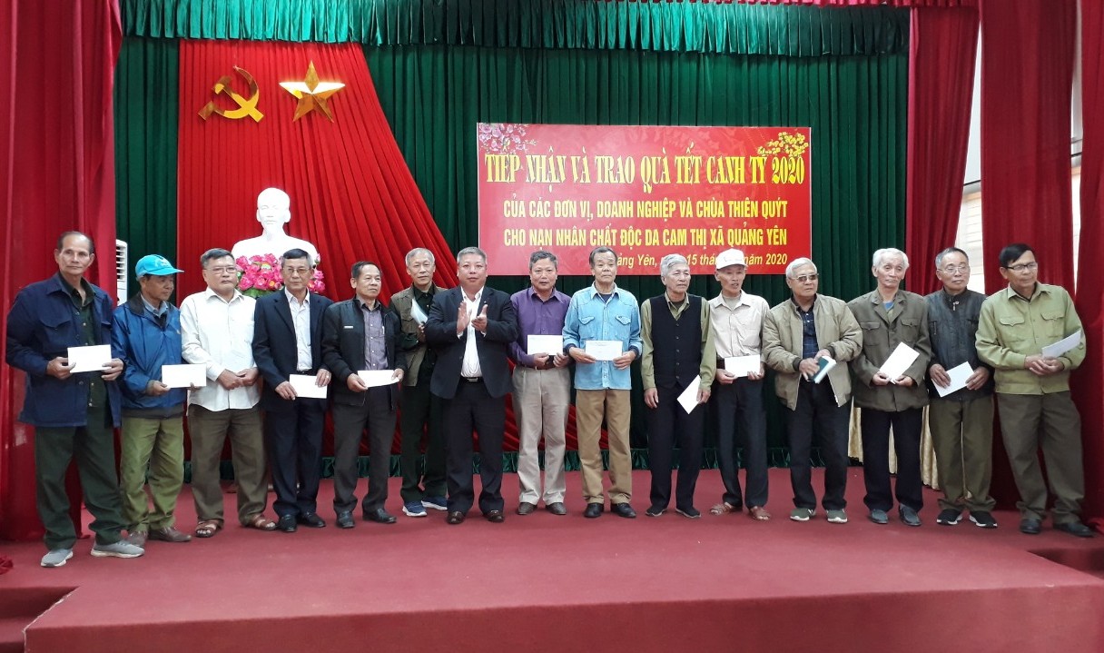 Các tổ chức, doanh nghiệp và đơn vị đã trao tặng 347 suất quà cho nạn nhân da cam trong toàn thị xã Quảng Yên.