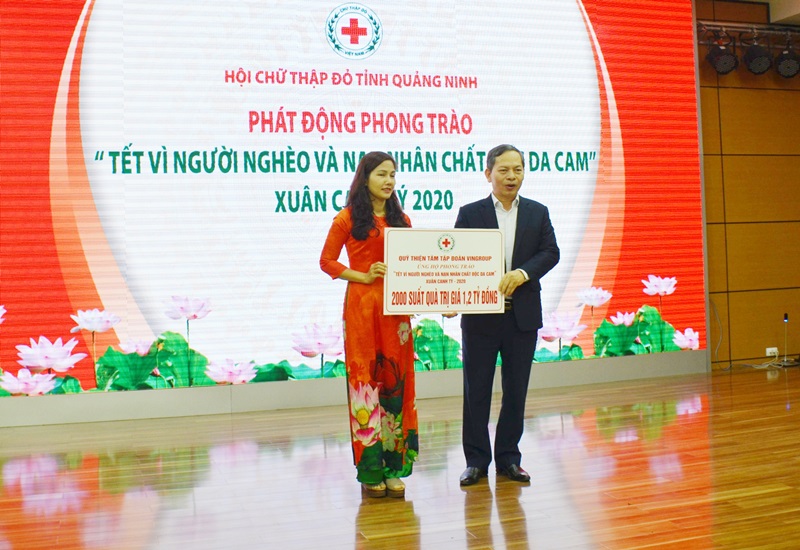 Lãnh đạo Hội CTĐ tỉnh nhận tài trợ 2.000 suất quà của Quỹ Thiện tâm của Tập đoàn Vingroup hỗ trợ cho người nghèo ác nhà hảo tâm tại Lễ phát động 