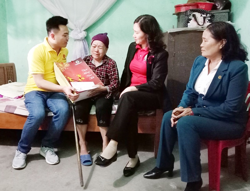 Đại diện Hội CTĐ tỉnh và nhà hảo tâm đến thăm hỏi, trao quà cho bà Trần Thị Tính ở thôn 3, xã Hồng Thái Tây (TX Đông Triều)