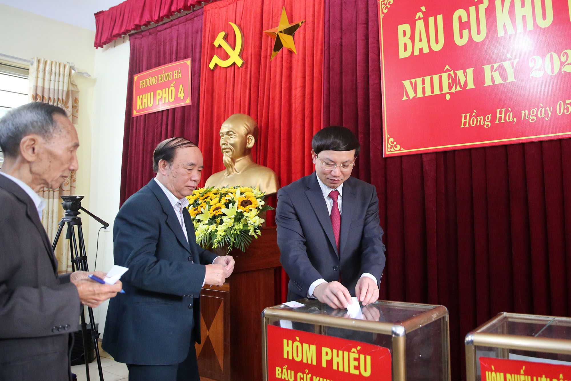 Đồng chí Nguyễn Xuân Ký, Bí thư Tỉnh ủy, Chủ tịch HĐND tỉnh, bỏ phiếu bầu trưởng khu phố 4, phường Hồng Hà (TP Hạ Long).