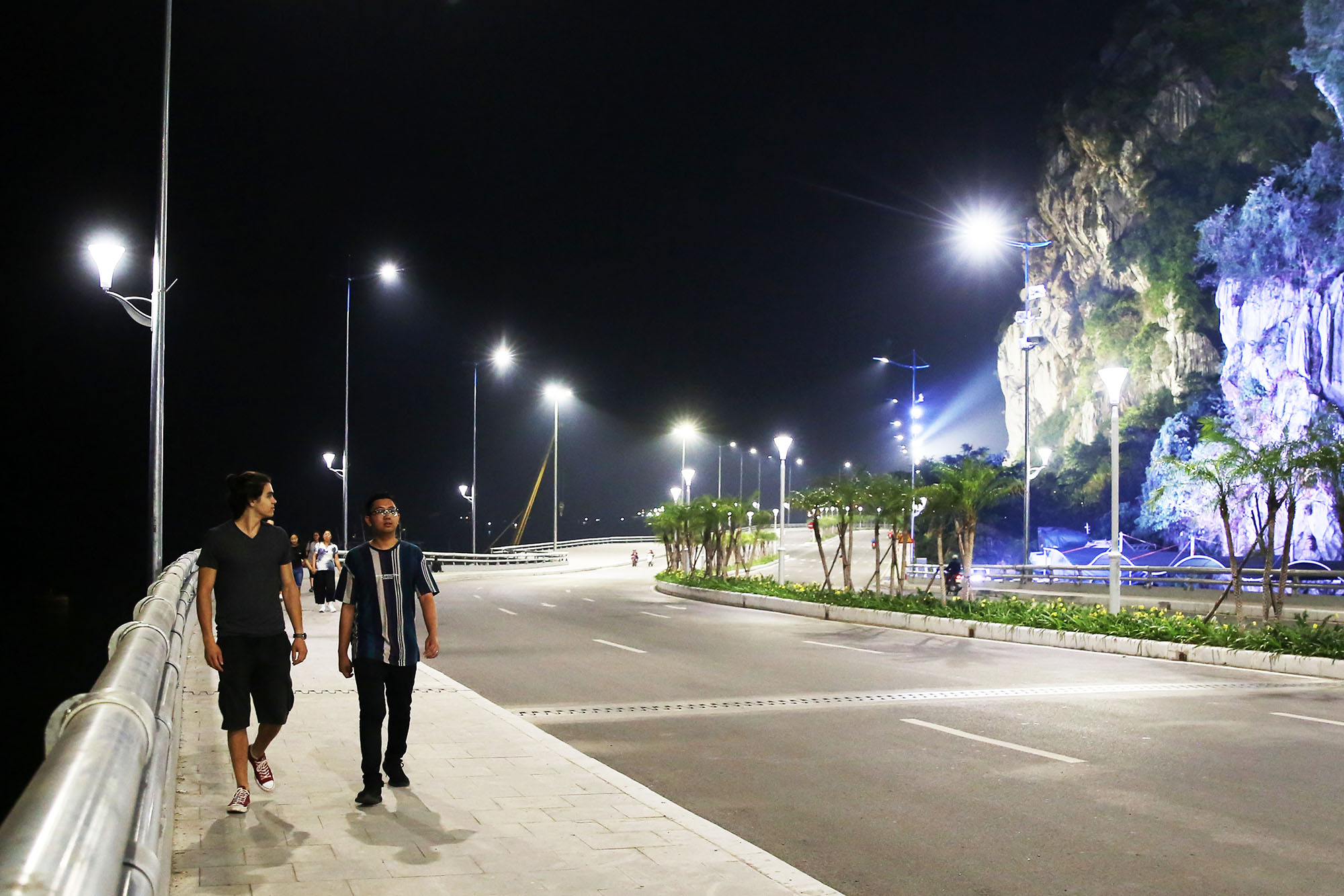 Hệ thống đèn Led chiếu sáng công cộng được TP Hạ Long lắp đặt trên cầu Bài Thơ. Ảnh: Hùng Sơn