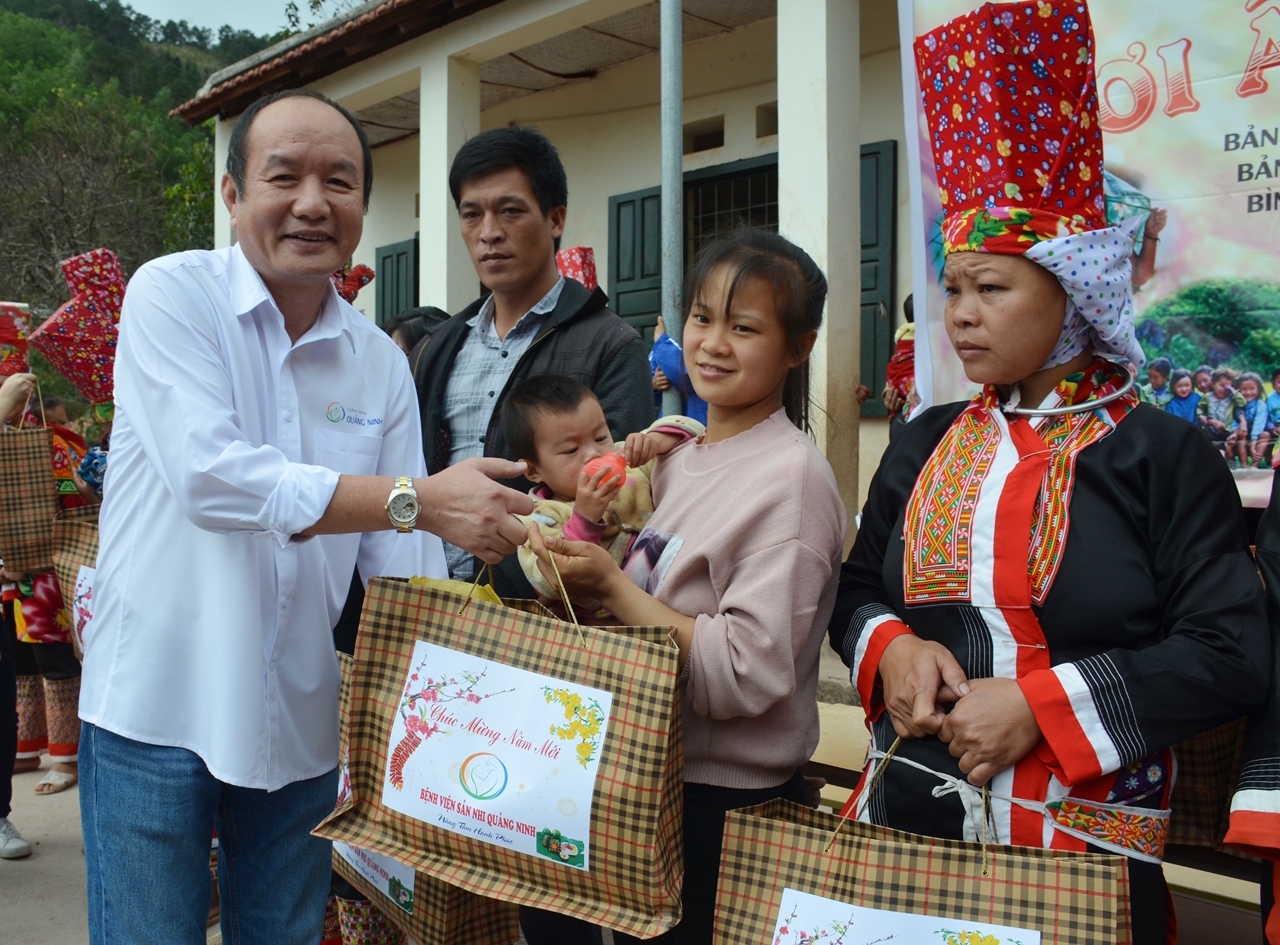 Bác sĩ Nguyễn Quốc Hùng, Giám đốc Bệnh viện Sản Nhi trao quà Tết cho người dân xã Đồng Tâm, huyện Bình Liêu.
