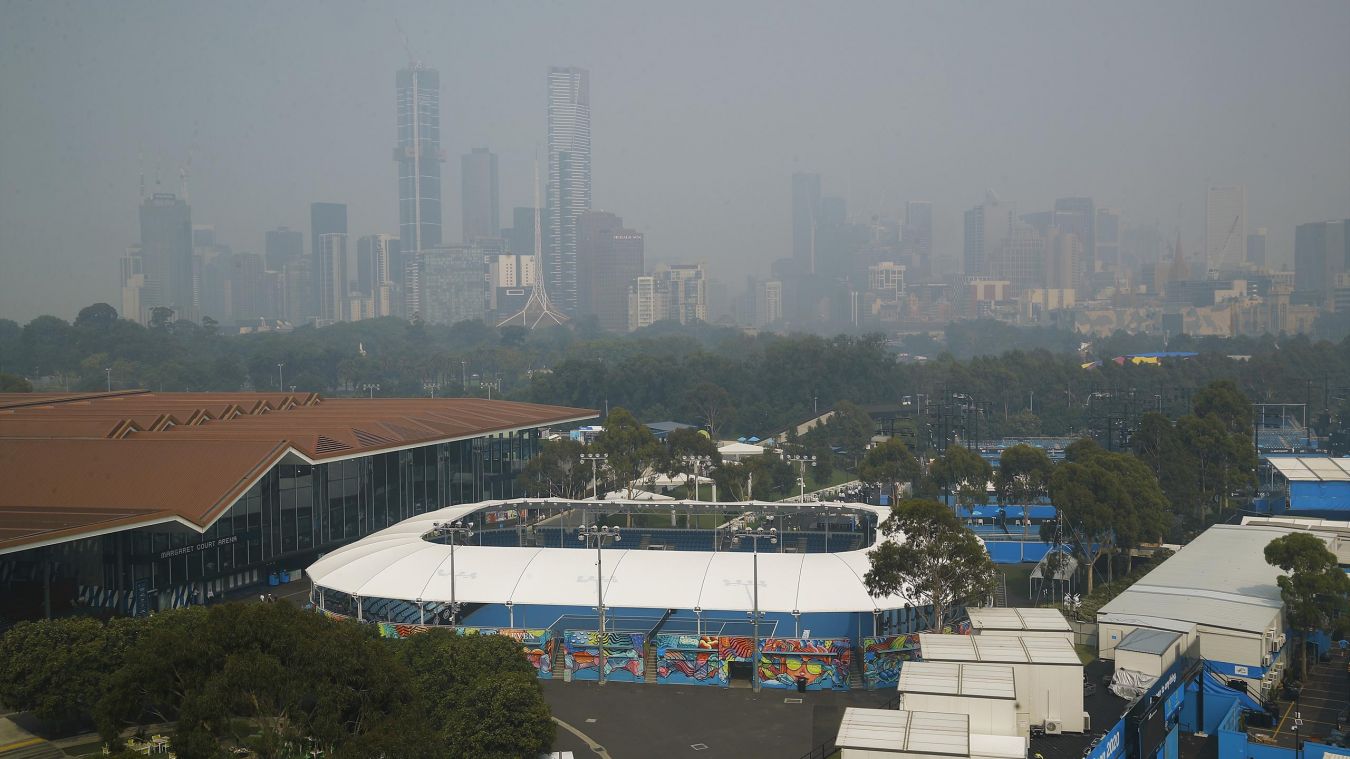 Cảnh khói bụi xung quanh công viên Melboure - nơi tổ chức Australia mở rộng. Ảnh: AP