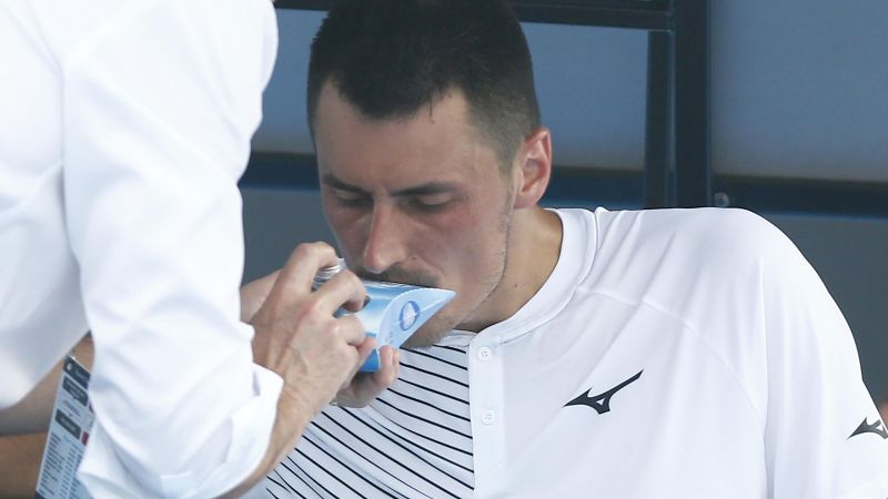 Bernard Tomic được chăm sóc y tế trong trận gặp tay vợt Denis Kudla tại vòng loại. Ảnh: DM