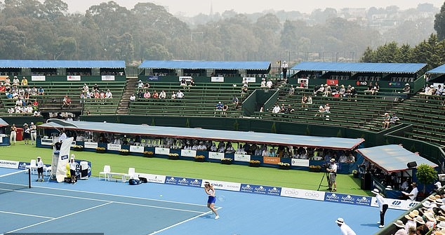 Trận đấu mang tính trình diễn của Sharapova tại Kooyong không thể tiếp tục do khói bụi. Ảnh: AFP