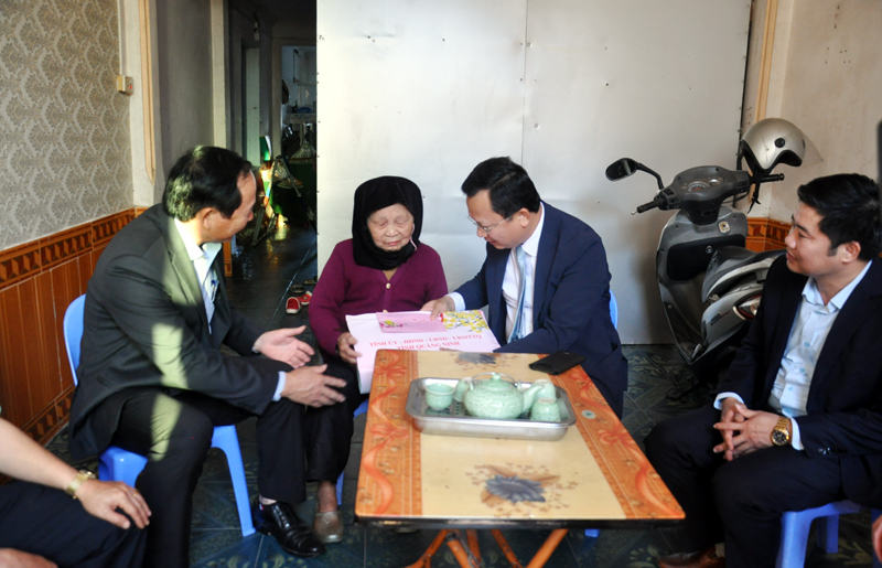 Phó Chủ tịch UBND tỉnh Cao Tường Huy tặng quà, chúc Tết gia đình bà Đàm Thị Phiện, vợ liệt sỹ tại khu 3 thị trấn Cái Rồng