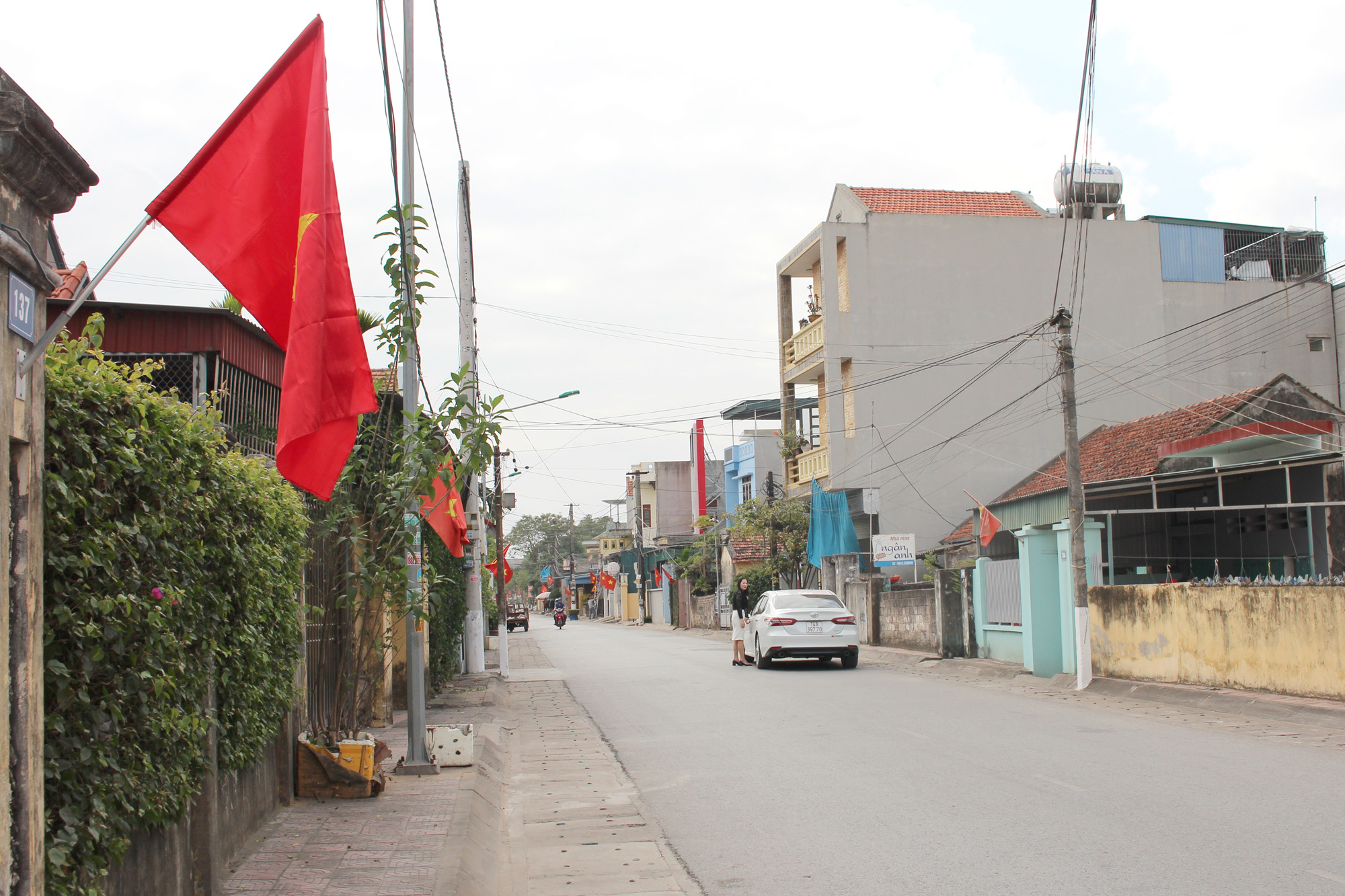 Đường phố phường Yên Giang, TX Quảng Yên trang trí cờ hoa rực rỡ để
