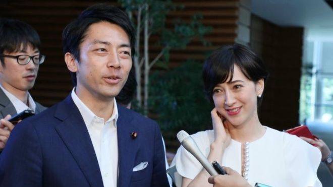 Bộ trưởng Shinjiro Koizumi cùng vợ. Ảnh: AFP