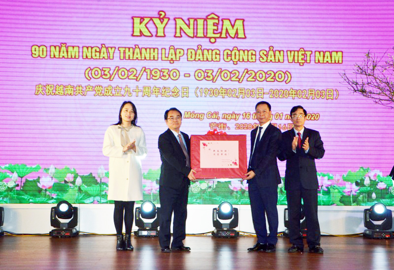 Đoàn đại biểu TP Đông Hưng (Trung Quốc) trao quà, chúc mừng Đảng bộ, chính quyền, nhân dân TP Móng Cái (Việt Nam).