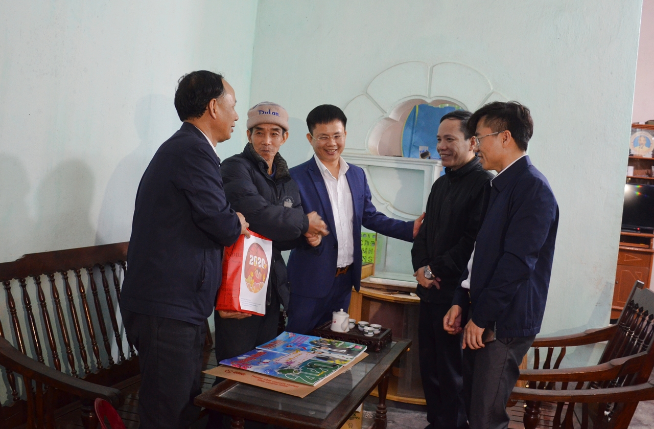 Hội Nhà báo trao tặng quà Tết cho ông Chu Xuân Tú (thứ 2 từ trái sang), thương binh 2/3, tại thị trấn Đầm Hà, huyện Đầm Hà.