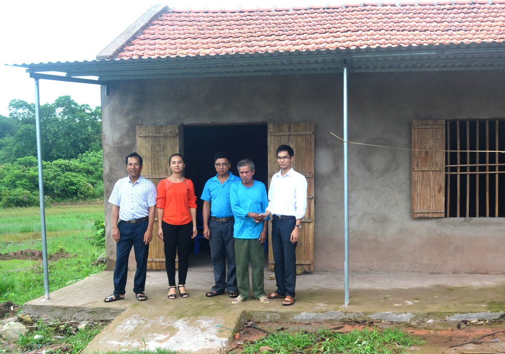 Ông Chìu A Nhì (thứ 2 bên phải) cùng tổ chức từ thiện đến trao nốt số tiền hỗ trợ xây nhà cho một hộ nghèo ở thôn Cống To