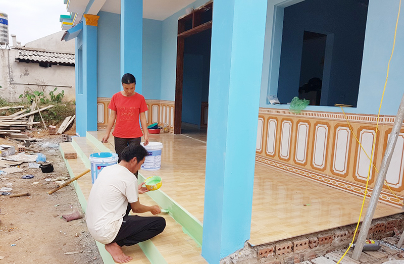 Vợ chồng anh Chu Văn Hồng, thôn Khe Áng, xã Minh Cầm, huyện Ba Chẽ tất bật hoàn thiện nhà mới để đón tết.