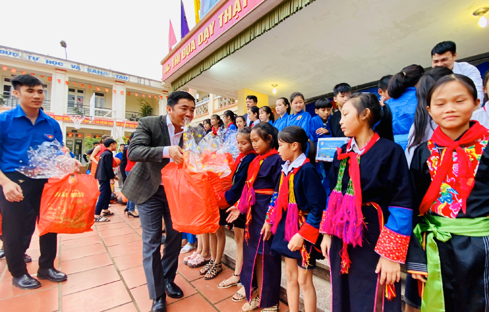 Đồng chí Nguyễn Thanh Tùng, Phó Giám đốc Sở VHTT và các đoàn viên trao các món quà Tết cho học sinh Trường Phổ thông Nội trú Ba Chẽ