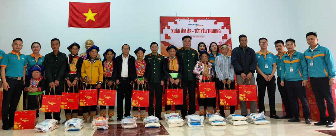 Tổng công ty Cổ phần Bưu chính Viettel, Chi nhánh Bưu chính Viettel Quảng Ninh tổ chức chương trình “ Xuân ấm áp - Tết yêu thương” thăm hỏi, động viên các hộ vừa thoát nghèo trên địa bàn xã Đồn Đạc