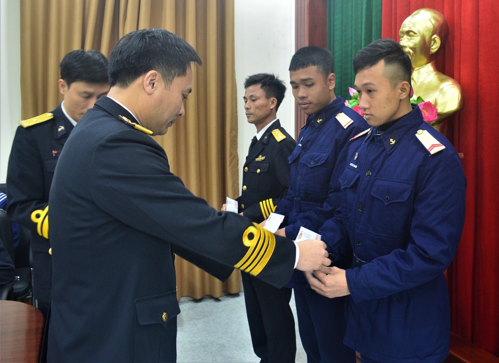 Thượng tá Vũ Anh Tuấn, Bí thư Đảng ủy, Chính ủy Lữ đoàn 170 tặng quà cho các đối tượng chính sách. 