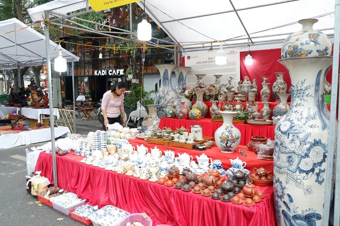 Ngoài chợ hoa, dọc khu phố là các gian hàng, trưng bày thực phẩm và các sản phẩm đặc trưng Việt Nam, phục vụ Tết như thủ công mỹ nghệ, gốm sứ, tranh thư pháp, phỗng...
