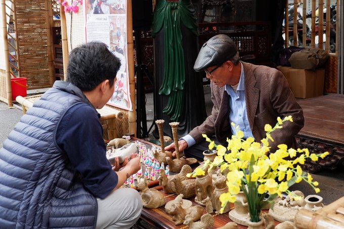 Ông Phùng Đình Giáp, 68 tuổi, nghệ nhân làm phỗng cho biết, ông là người cuối cùng ở Bắc Ninh còn làm nghề nặn món đồ chơi dân gian này. Gia đình ông đã duy trì truyền thống tới nay là đời thứ 3. 