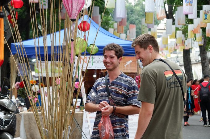 David (trái) và Patrick (phải), du khách Đức cho biết họ đã phát hiện ra con phố khi đi bộ tham quan. Khi đến Việt Nam, du khách đã biết về Tết truyền thống và khu phố trưng bày nhiều sản phẩm giúp họ tìm hiểu rõ hơn vào dịp lễ.  David chia sẻ: 