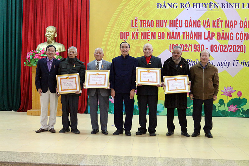 Các đồng chí lãnh đạo huyện trao huy hiệu 65 năm tuổi Đảng cho các đồng chí