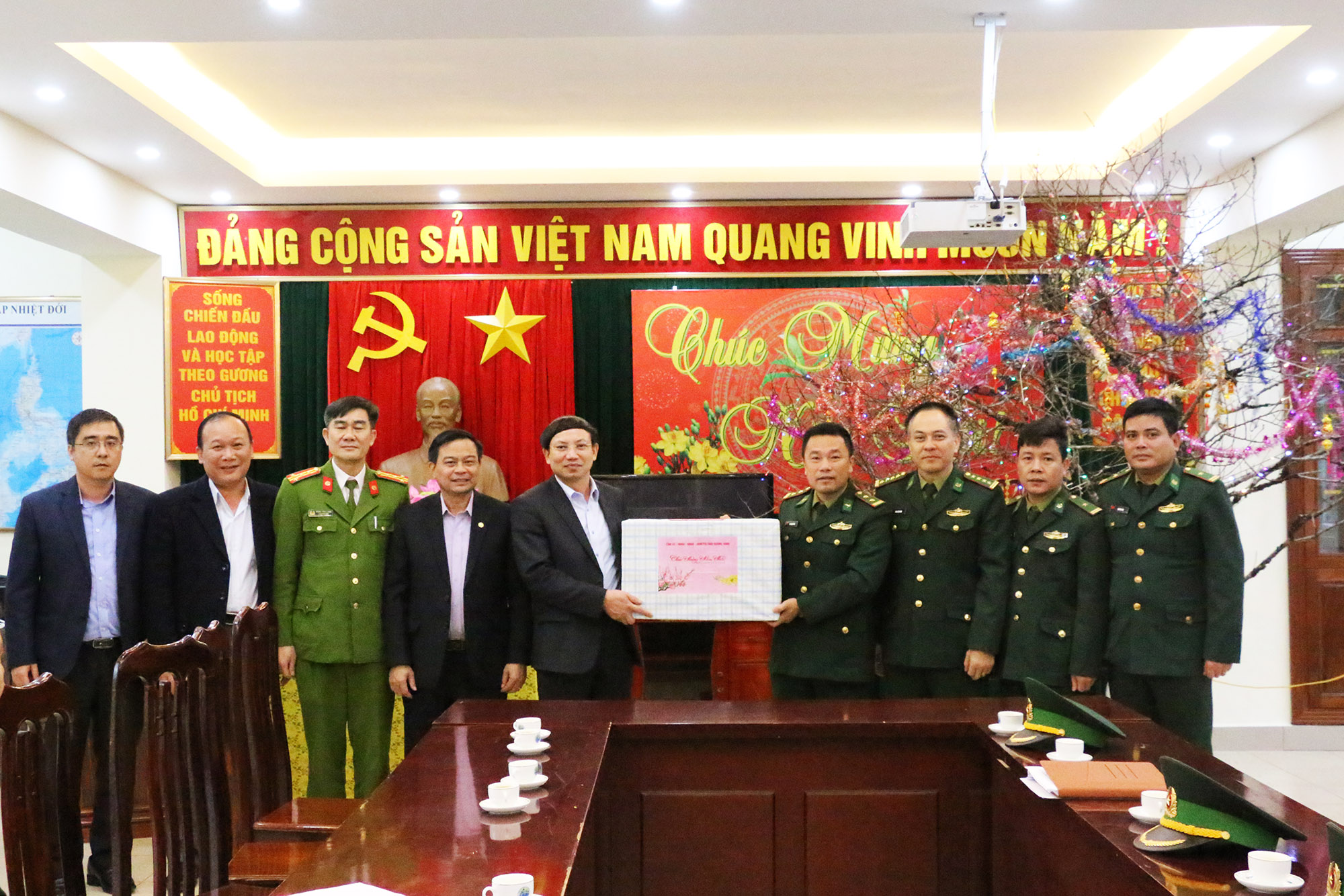 Đồng chí Nguyễn Xuân Ký, Bí thư Tỉnh ủy, tặng quà cho Hải đội 2, Bộ Chỉ huy Bộ đội Biên phòng tỉnh.