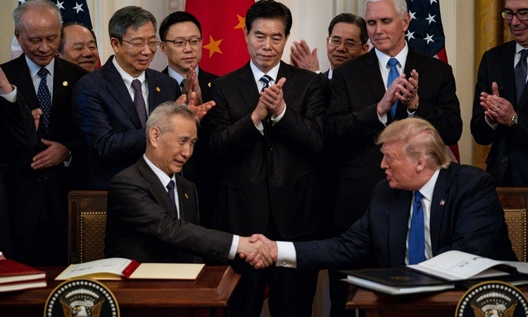 Phó thủ tướng Trung Quốc Lưu Hạc (ngồi bên trái) và Tổng thống Mỹ Donald Trump (ngồi bên phải) ký thỏa thuận thương mại 