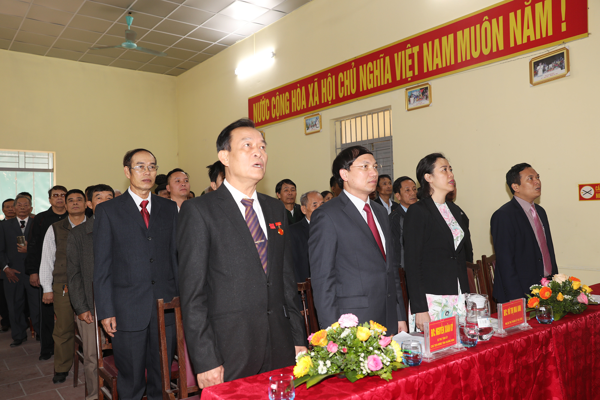 Đại biểu dự Đại hội chi bộ khu phố 6, phường Bãi Cháy, TP Hạ Long thực hiện nghi lễ chào cờ.