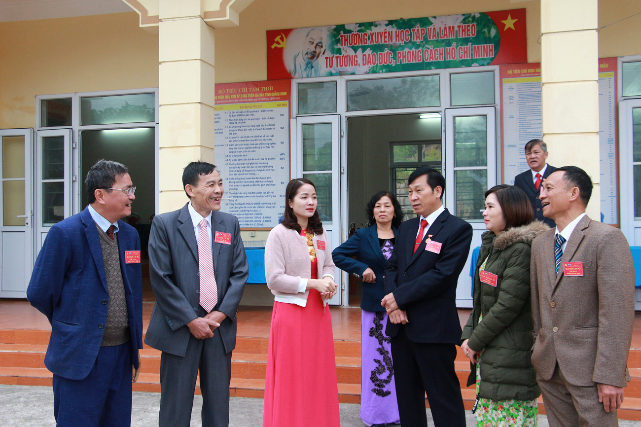 Các đại biểu tham dự Đại hội chi bộ thôn 11, xã Hạ Long, huyện Vân Đồn trao đổi bên lề đại hội.