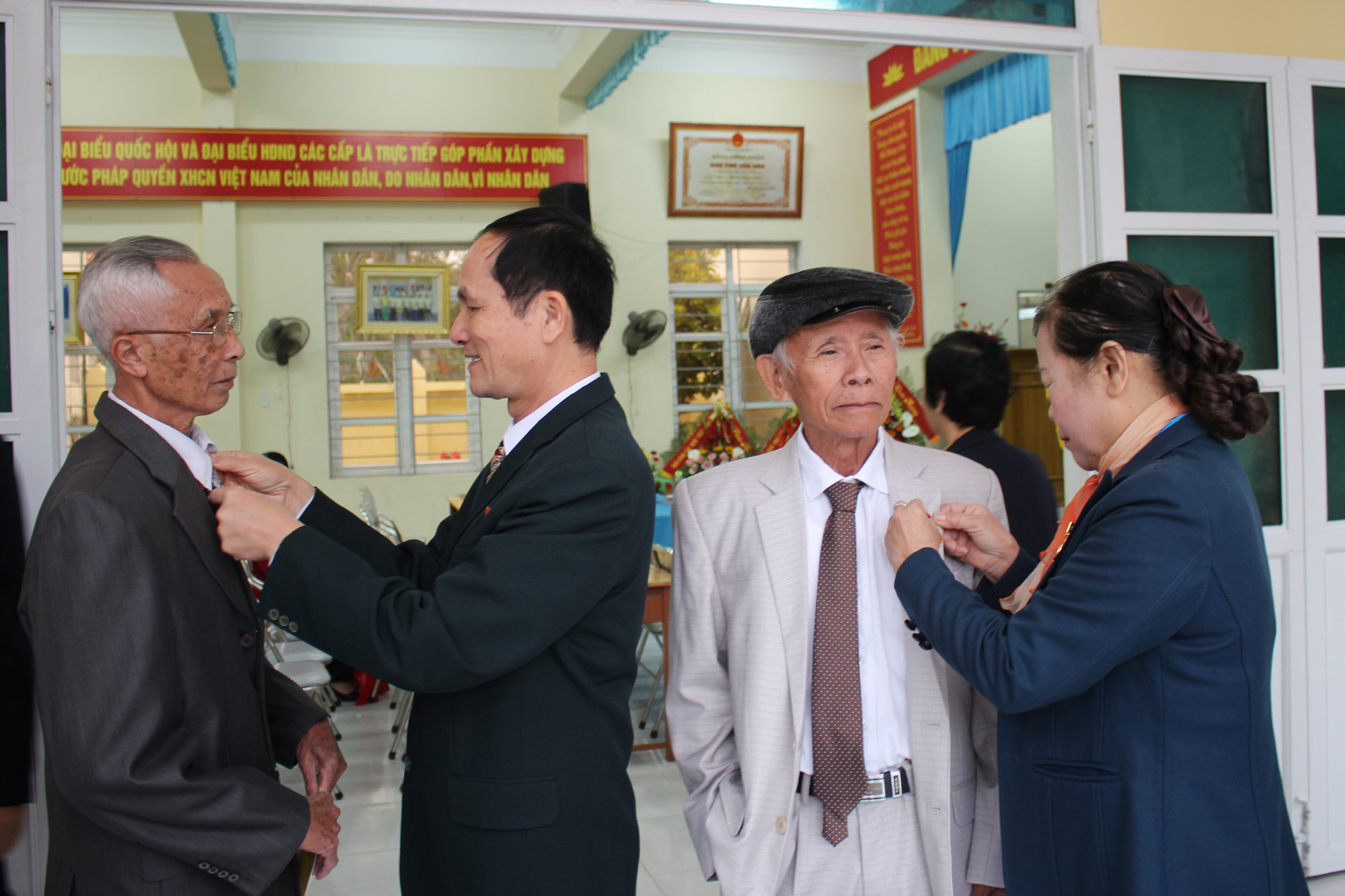 Các đại biểu tham dự Đại hội chi bộ khu phố 6, phường Trưng Vương, TP Uông Bí chuẩn bị trước thềm đại hội.