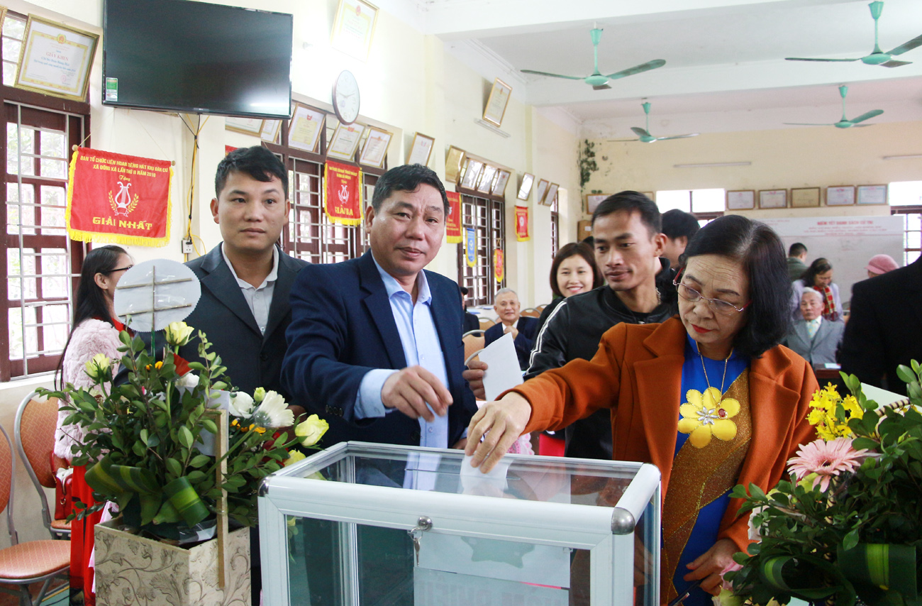 Các đại biểu tham dự Đại hội chi bộ thôn Đông Hải, xã Đông Xá, huyện Vân Đồn bỏ phiếu bầu bí thư chi bộ thôn nhiệm kỳ 2020-2022.