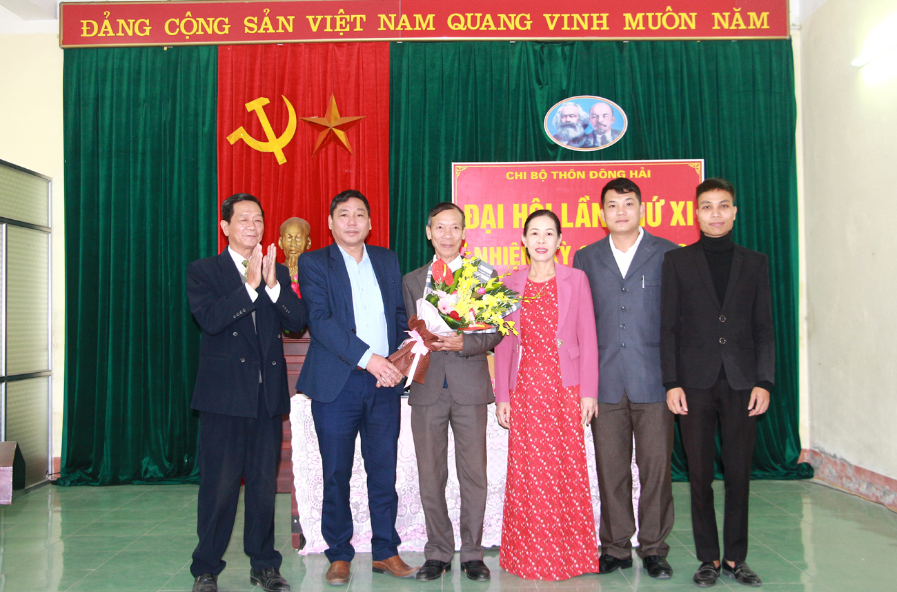 Đồng chí Nguyễn Thành Sang, Bí thư Đảng ủy, Chủ tịch UBND xã Đông Xá, huyện Vân Đồn chúc mừng chi ủy chi bộ thôn Đông Hải, nhiệm kỳ 2020-2022.