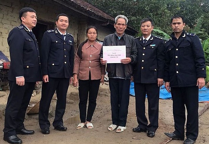 Trao 16 triệu đồng hỗ trợ xây 2 công trình vệ sinh tại thôn Thông Châu, xã Húc Động.