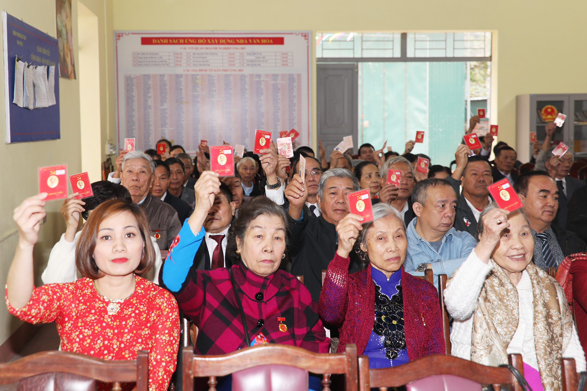 Đại biểu khu 6, phường Bãi Cháy, TP Hạ Long biểu quyết thông qua công tác nhân sự bầu chi ủy chi bộ nhiệm kỳ 2020-2022.