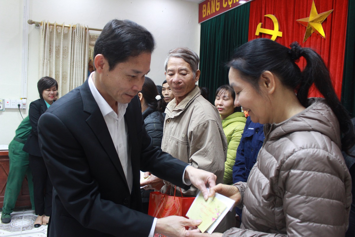 Đồng chí Hồ Văn Vịnh – Bí thư Thị ủy Quảng Yên tặng quà gia đình quân nhân đang công tác ở biên giới, hải đảo