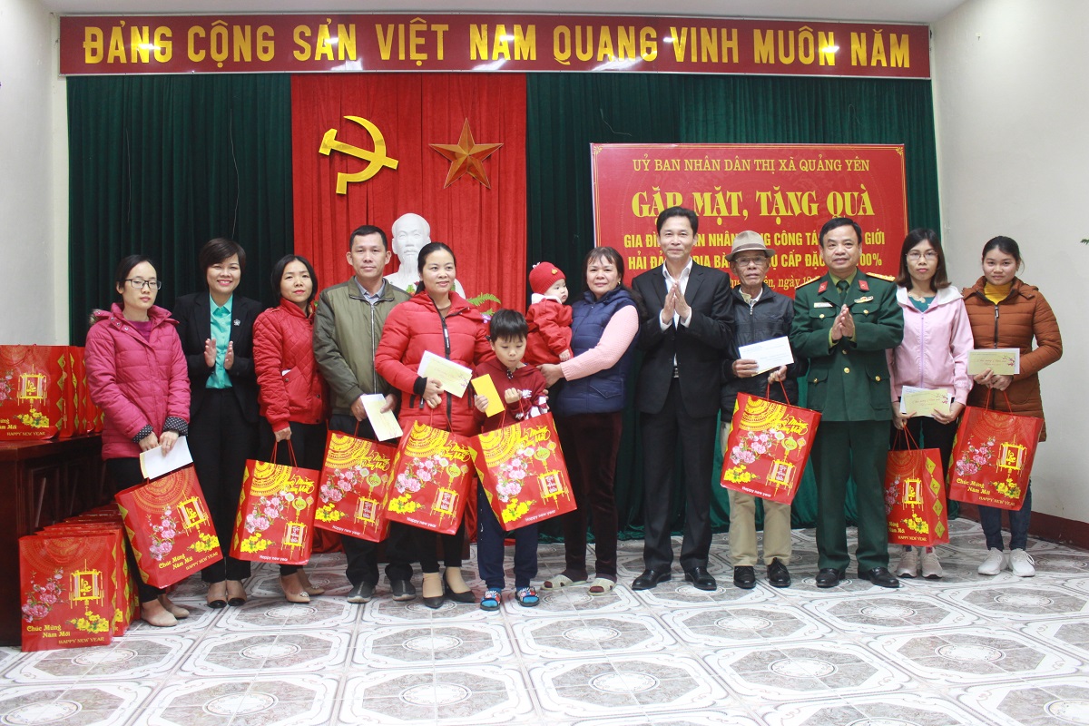 Thị xã Quảng Yên trao tặng 30 suất quà cho gia đình các cán bộ, chiến sĩ công tác ở biên giới, hải đảo