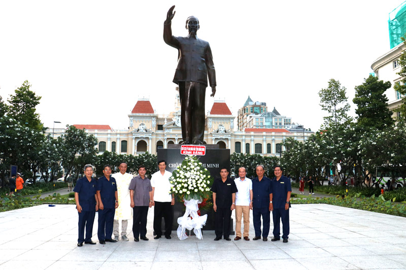 Chủ tịch UBND tỉnh Quảng Ninh Nguyễn Đức Long trong một dịp cùng Hội đồng hương tỉnh Quảng Ninh khu vực phía Nam dâng hương tại tượng đài Chủ tịch Hồ Chí Minh tại TP Hồ Chí Minh.