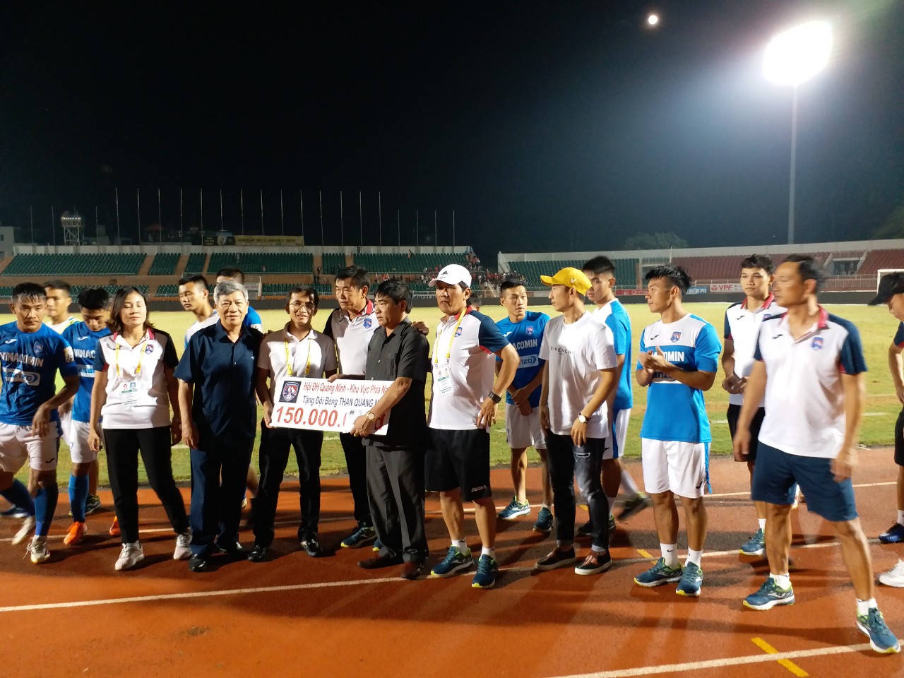  Đại diện Hội đồng hương tỉnh Quảng Ninh khu vực phía Nam tặng quà là 150 triệu đồng cho đội bóng đá Than Quảng Ninh tại sân Thống Nhất