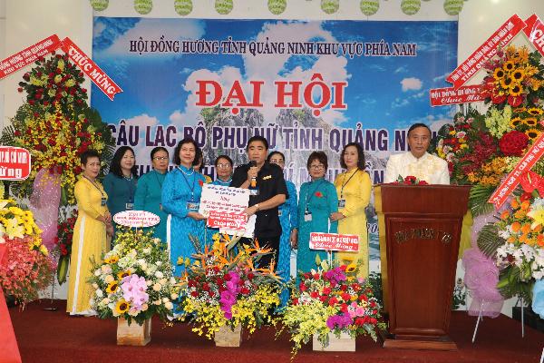Đại diện lãnh đạo Hội đồng hương tỉnh Quảng Ninh tặng hoa chúc mừng CLB 