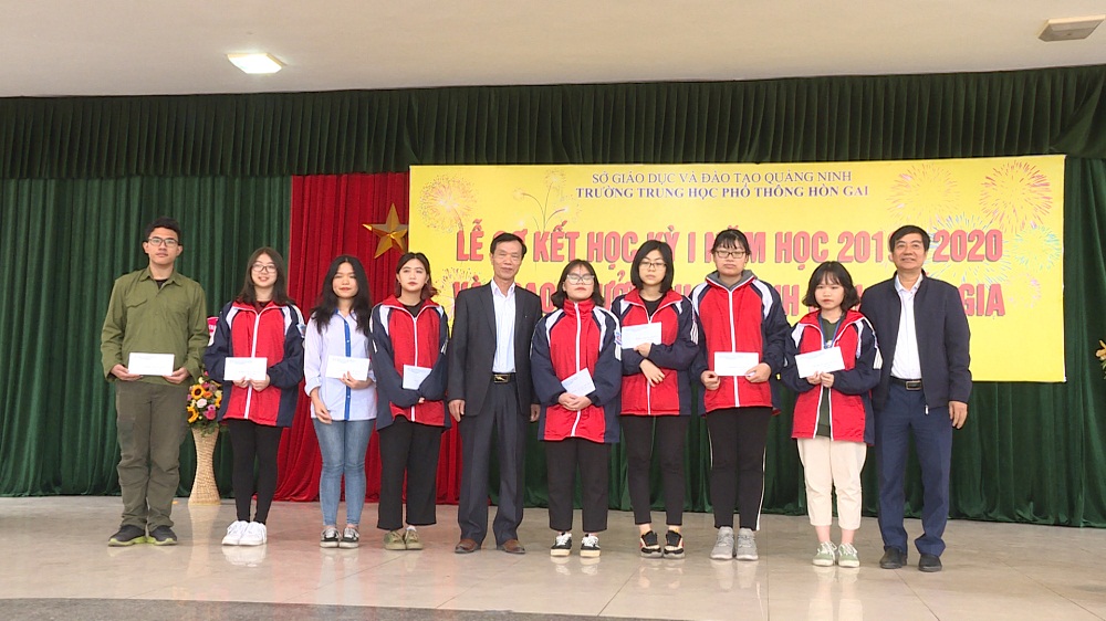 Trường THPT Hòn Gai tặng thưởng học sinh đoạt giải 
