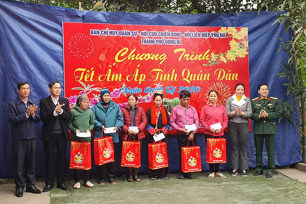 Ban CHQS TP, Hội Cựu Chiến Binh, Hội Liên hiệp Phụ nữ TP Uông Bí tổ chức gói bánh chưng và tặng quà cho các hộ gia đình có hoàn cảnh khó khăn tại thôn Miếu Thán, phường Vàng Danh (TP Uông Bí).