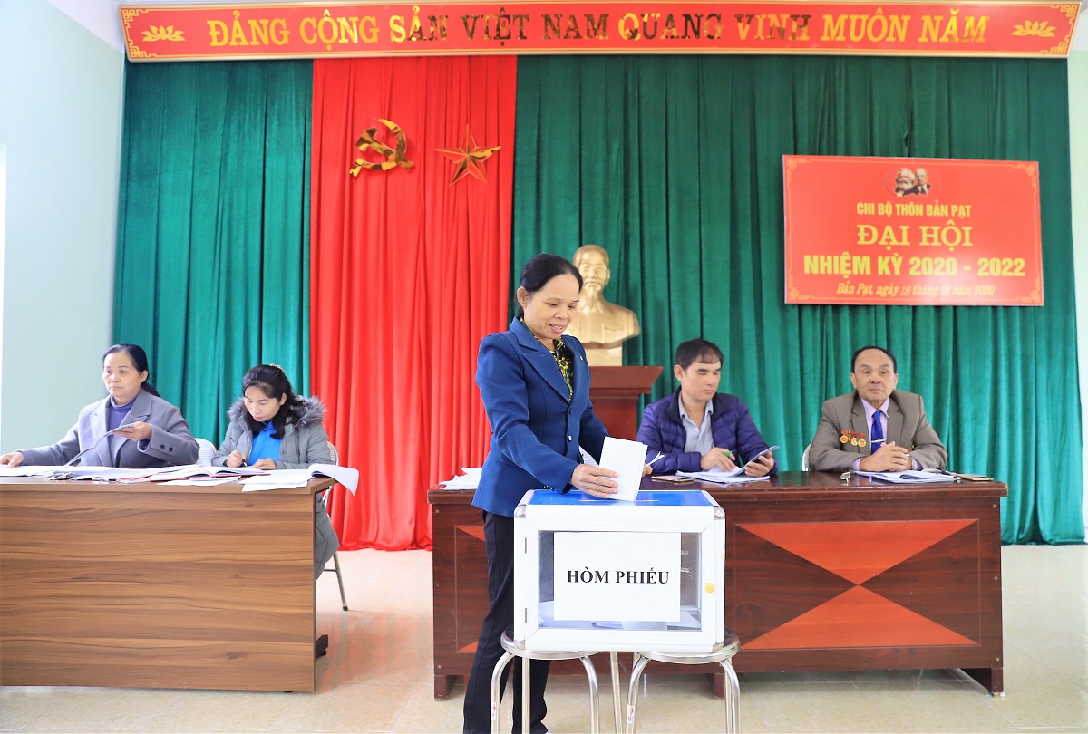 Đại biểu chi bộ Thôn Bản Pạt, xã Lục Hồn bỏ phiếu bầu ban chi ủy khóa mới nhiệm kỳ 2020 - 2022