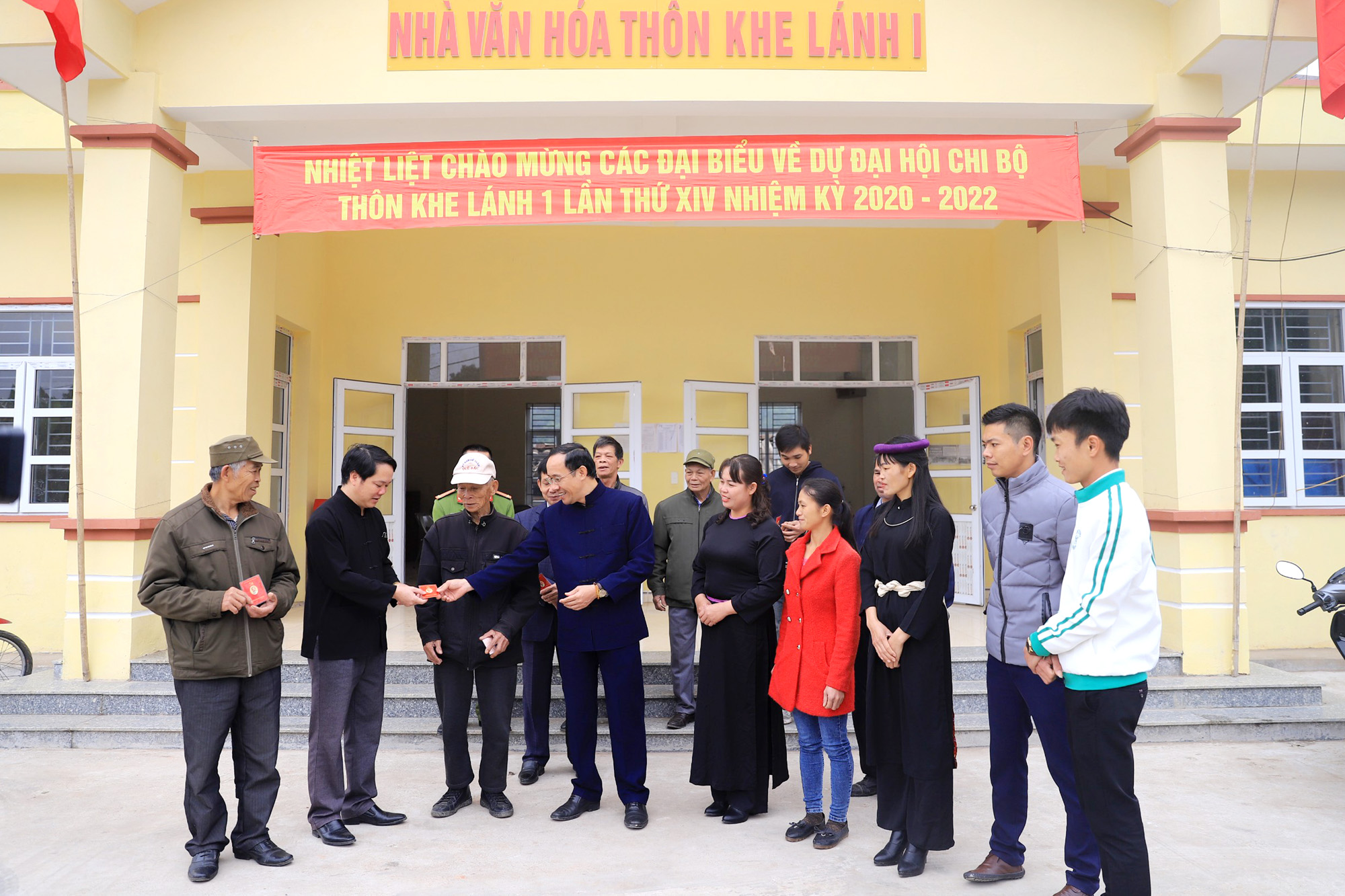 Lãnh đạo huyện Bình Liêu trò chuyện với đại biểu tham dự Đại hội chi bộ thôn Khe Lánh 1, xã Vô Ngại.