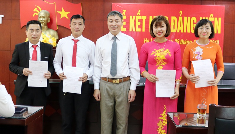 Lãnh đạo Công ty TNHH MTV XSKT Quảng Ninh trao quyết định kết nạp đảng viên mới năm 2019.