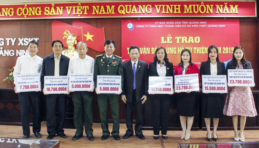 Công ty TNHH XSKT Quảng Ninh chuyển giao số tiền 117 triệu đồng vận động từ khách hàng trúng thưởng cho đại diện các đơn vị 